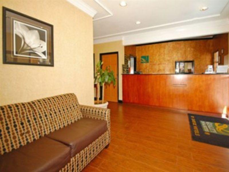 Quality Inn & Suites Lexington Beltér fotó
